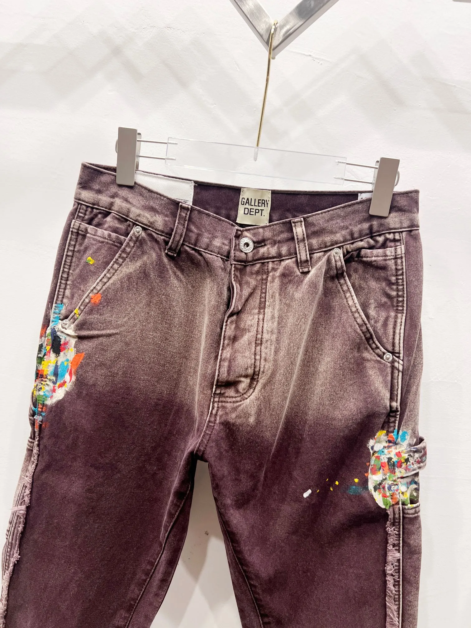 P250 Style number: (c079) Gallery Dept #LA FLARE CARPENTER PANTS Roddy Ricch's same style ink wash flared overalls brown. Styles with different wash textures are very friendly to people with thin legs and thick legs. The straight version is very flattering to the leg shape. The moderate length is timeless and easy to match. It is the basis of various styles and a must-have in the wardrobe! The fabric is stiff but also makes the upper body soft without losing texture. The washing process is even more perfect. It is a must-have item for everyone! ! ! Washed wheat, hang tag, pants label, three labels complete Size: 28-30-32-34-36 Color: Brown